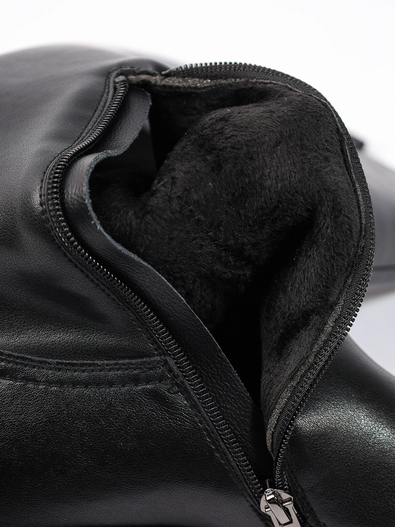 Сапоги-казаки черного цвета из натуральной кожи